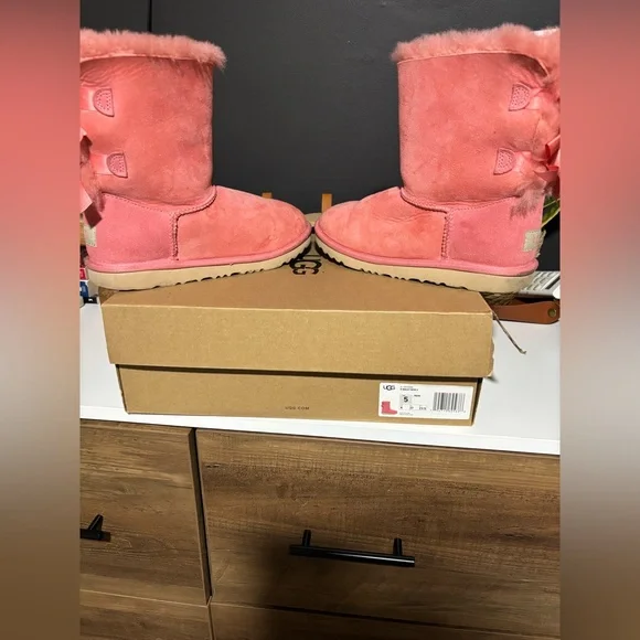 UGG Big Girls Coral Sheepskin Boots - Picture 4 of 10